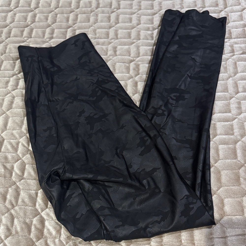 HUE Black Camouflage Leggings